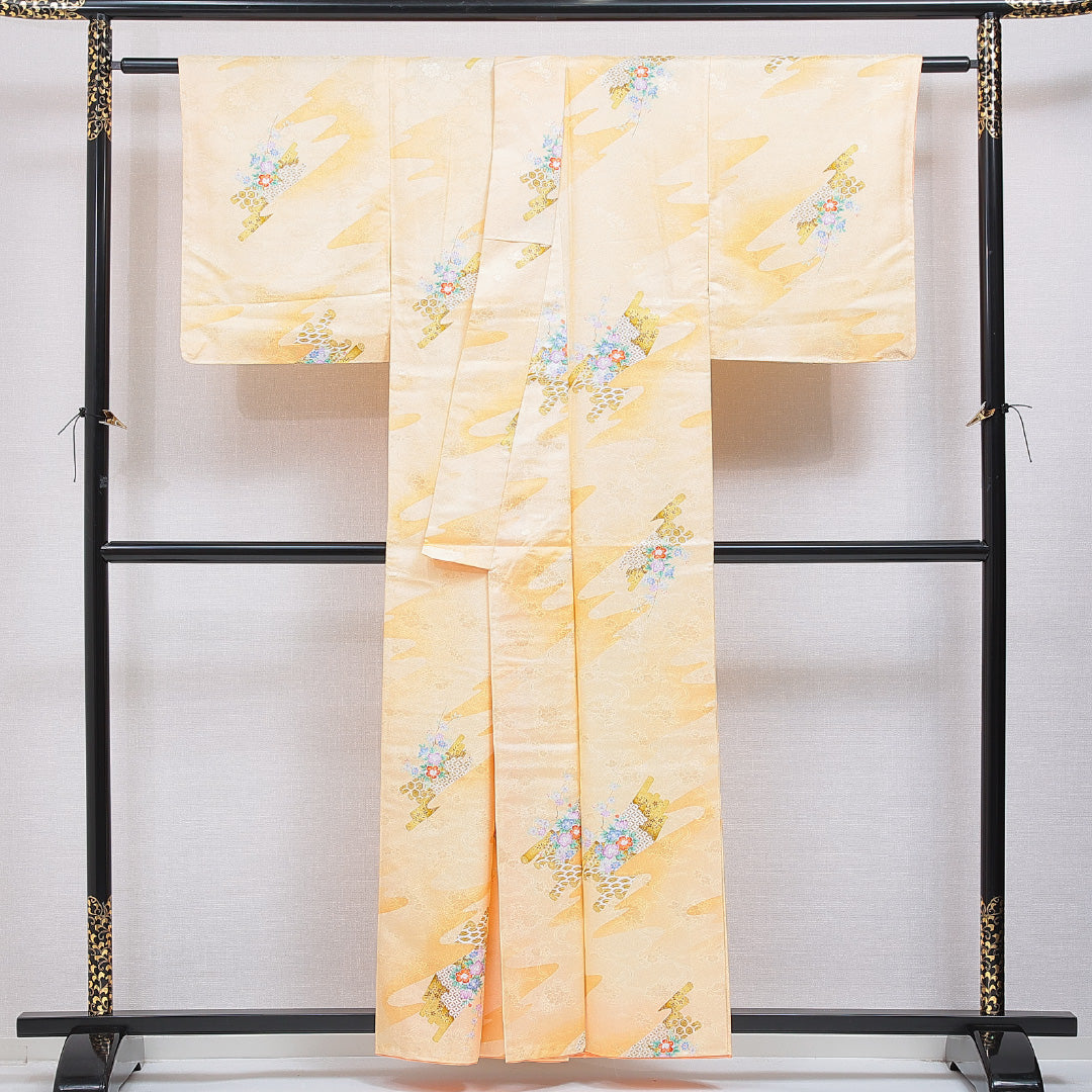 洗える着物 小紋 袷 身丈157cm 裄丈63cm ポリエステル Sランク インフォーマル 広衿 Mサイズ 吉祥文様 黄系 RP 1221-16331