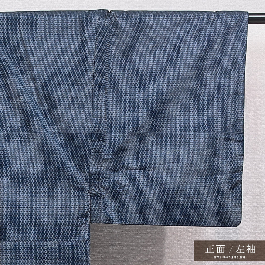 男着物 (大島紬) 袷 身丈135cm 裄丈68cm 正絹 Sランク インフォーマル 棒衿 Sサイズ 亀甲 紺系 RP 1224-15528
